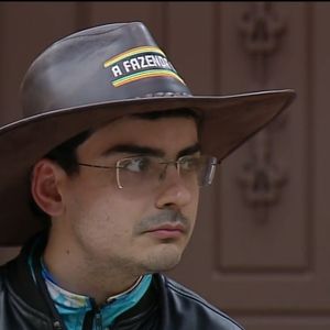 Relembre o episódio da “toalha com fezes”, que marcou a saída de Dudu Camargo do SBT e até hoje repercute entre o público