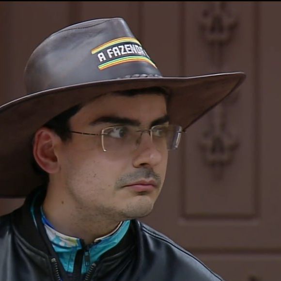 Relembre o episódio da “toalha com fezes”, que marcou a saída de Dudu Camargo do SBT e até hoje repercute entre o público