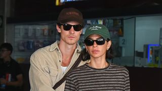 'Que roupas tenebrosas': nos EUA, Bruna Marquezine é flagrada com Shawn Mendes e cunhada, mas look de R$ 51 mil divide opiniões. Fotos!