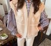 Nos dias nublados, a combinação entre calça cotelê e tênis retrô vira aposta elegante do estilo 'grandmacore', tendência que valoriza conforto com sofisticação vintage