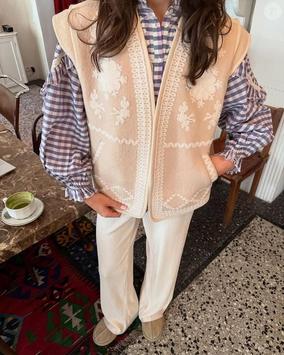 Nos dias nublados, a combinação entre calça cotelê e tênis retrô vira aposta elegante do estilo 'grandmacore', tendência que valoriza conforto com sofisticação vintage