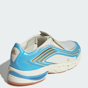 Cada detalhe do novo lançamento da Adidas foi pensado para homenagear o camisa 10 argentino. O logotipo de Messi aparece na proteção dos cadarços, enquanto as tradicionais três listras ganham destaque em tons inspirados na bandeira nacional