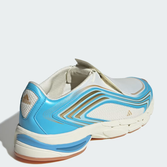 Cada detalhe do novo lançamento da Adidas foi pensado para homenagear o camisa 10 argentino. O logotipo de Messi aparece na proteção dos cadarços, enquanto as tradicionais três listras ganham destaque em tons inspirados na bandeira nacional