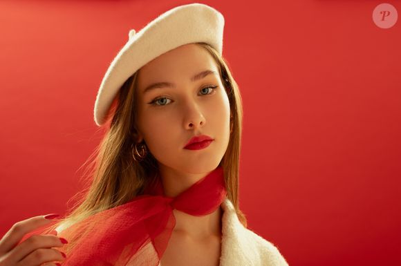 O batom vermelho não é apenas maquiagem; é uma declaração de estilo.