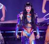 Vangloriada de sua boa forma, Katy Perry comentou durante seu show: "Eu tenho 40 anos agora! Quarenta e fabulosa"