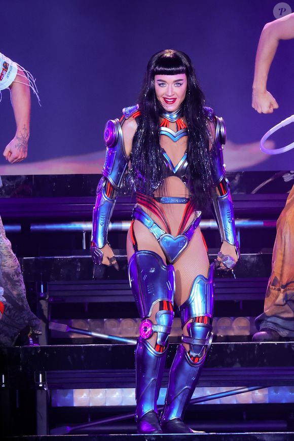 Vangloriada de sua boa forma, Katy Perry comentou durante seu show: "Eu tenho 40 anos agora! Quarenta e fabulosa"