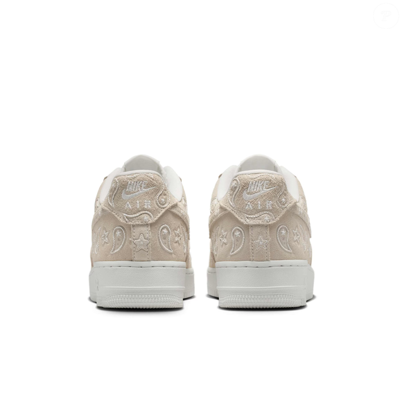 Conforto e estilo caminham juntos. De acordo com a Nike, o Air Force 1 Low Paisley mantém os clássicos pontos de giro no solado e a unidade Nike Air, oferecendo amortecimento leve e durabilidade no uso diário