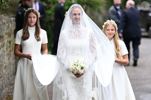 O look de Harriet Sperling une tradição, romantismo e detalhes florais em um dos casamentos mais comentados da realeza