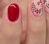 Esmalte vermelho em unhas para o Natal: essa inspiração é delicada