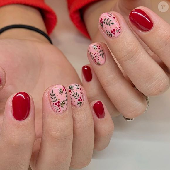Esmalte vermelho em unhas para o Natal: essa inspiração é delicada