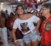 Giulia Costa, filha de Flávia Alessandra, foi com uma blusa com estampa da foto que a atriz postou quando anunciou que viraria musa do Salgueiro