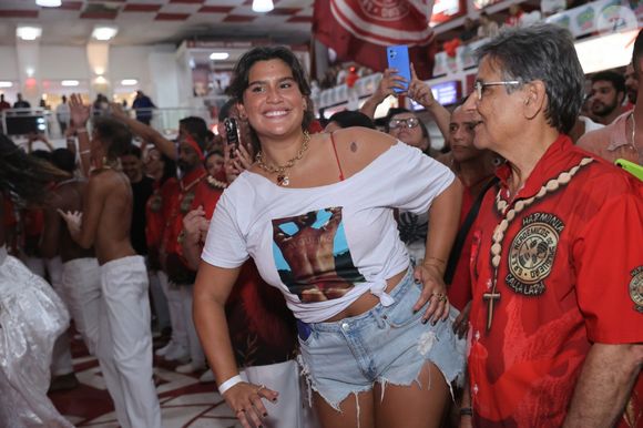 Giulia Costa, filha de Flávia Alessandra, foi com uma blusa com estampa da foto que a atriz postou quando anunciou que viraria musa do Salgueiro