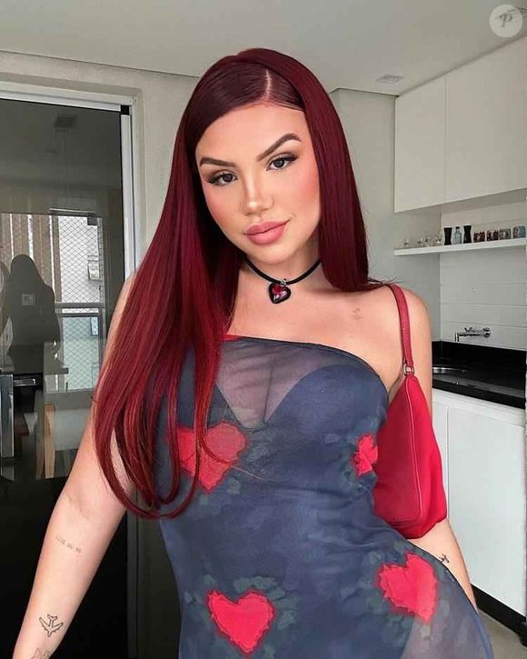 O ruivo cherry cola ou ruivo cherry coke foi usado anteriormente pela cantora Vivi