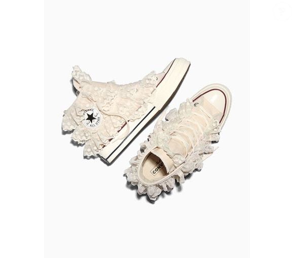 Romântico e fashionista: modelo lançado pela Converse mistura a tradição do Chuck Taylor com detalhes delicados que seguem a estética queridinha de 2026