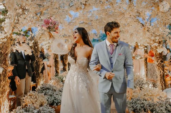 Carol Nakamura e Guilherme Leonel se casam em Búzios, no Rio de Janeiro