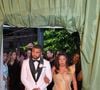Davi Brito entrou na cerimônia acompanhado da mãe, Elisângela Brito, que estava deslumbrante em um vestido dourado