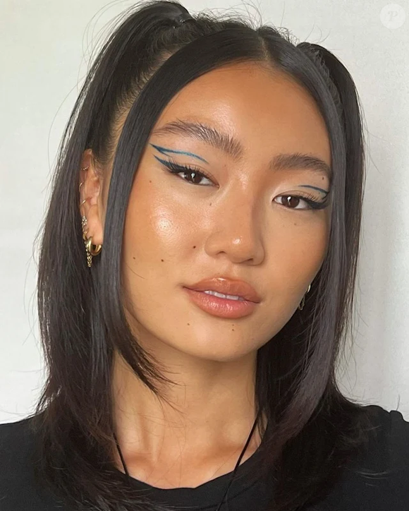 Com relação à periodicidade, uma pele mais oleosa precisa ser esfoliada duas vezes por semana. Na pele normal, o processo deve ser feito uma vez por semana, no máximo, para fazer a remoção das células mortas.