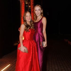 Com vestido vermelho longo, Rafa Justus posou para fotos com a cunhada Fran Justus