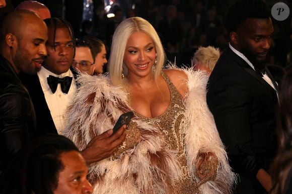 Beyoncé levanta teorias entre fãs ao surgir com referências a ‘Purple Rain’, clássico que pode indicar nova sonoridade