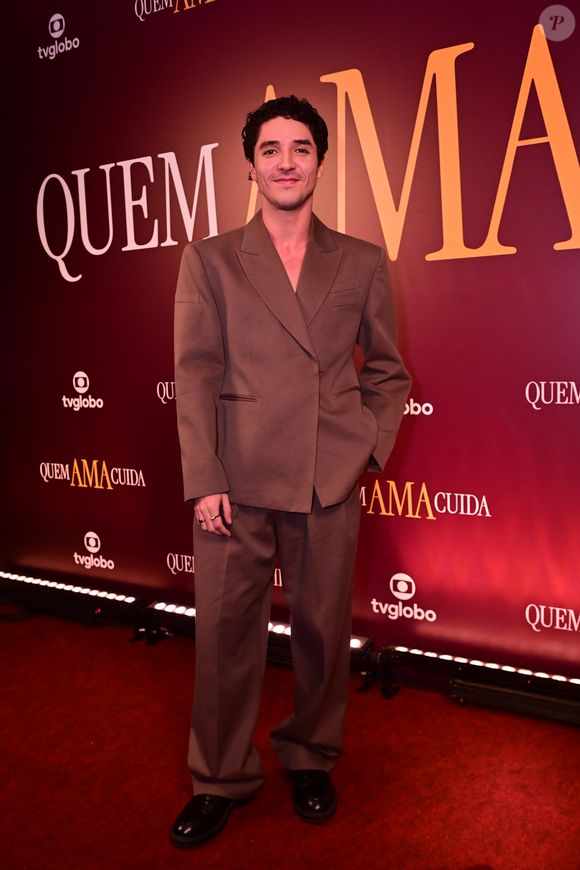 João Vitor Silva: o ator escolheu um terno monocromático em tom café com leite, apresentando uma modelagem ampla e contemporânea, com o blazer transpassado usado sem camisa, conferindo um ar despojado ao tapete vermelho