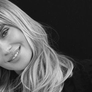 Carolina Dieckmmann voltou ao loiro poucas semanas após radicalizar o visual para interpretar Diná na adaptação de 'A Viagem'. O resultado conquistou os seguidores