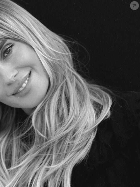 Carolina Dieckmmann voltou ao loiro poucas semanas após radicalizar o visual para interpretar Diná na adaptação de 'A Viagem'. O resultado conquistou os seguidores