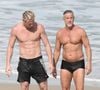 Marcello Novaes aproveitou o sábado (6) ao lado do filho, Pedro Novaes, em uma praia do Rio de Janeiro. Aos 63 anos, o ator chamou atenção pela boa forma ao surgir de sunga cavada