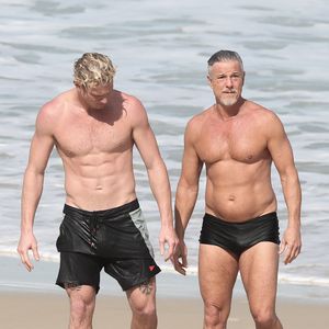 Marcello Novaes aproveitou o sábado (6) ao lado do filho, Pedro Novaes, em uma praia do Rio de Janeiro. Aos 63 anos, o ator chamou atenção pela boa forma ao surgir de sunga cavada