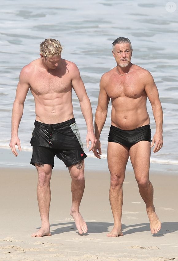 Marcello Novaes aproveitou o sábado (6) ao lado do filho, Pedro Novaes, em uma praia do Rio de Janeiro. Aos 63 anos, o ator chamou atenção pela boa forma ao surgir de sunga cavada