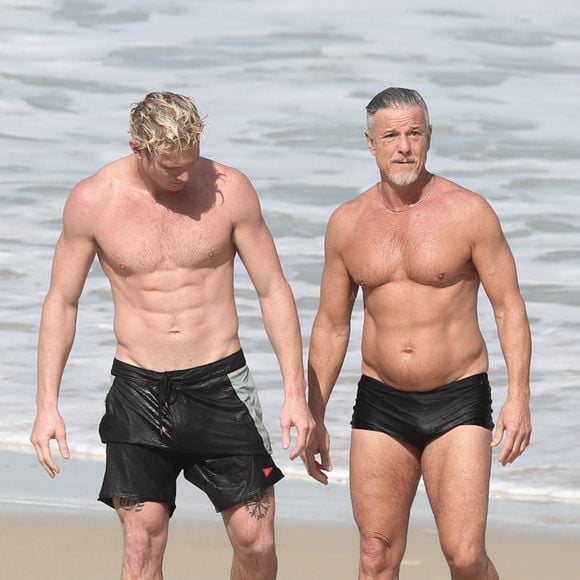 Marcello Novaes aproveitou o sábado (6) ao lado do filho, Pedro Novaes, em uma praia do Rio de Janeiro. Aos 63 anos, o ator chamou atenção pela boa forma ao surgir de sunga cavada