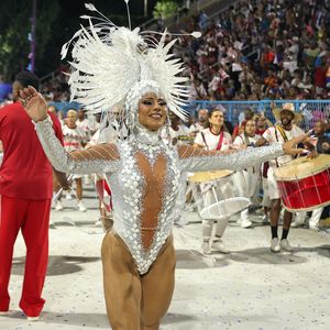 Look de Viviane Araújo foi um body branco com um decotão frontal
