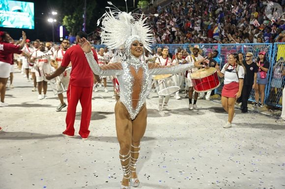Look de Viviane Araújo foi um body branco com um decotão frontal