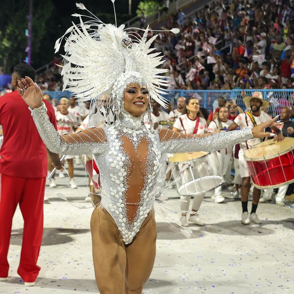Look de Viviane Araújo foi um body branco com um decotão frontal