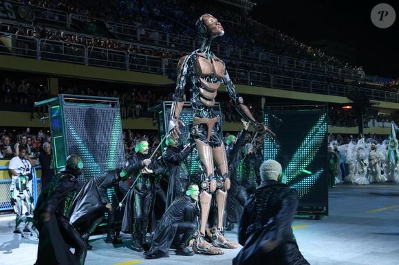Comissão de frente da Mocidade contou com um robô gigante articulado pelos bailarinos e telões de LED