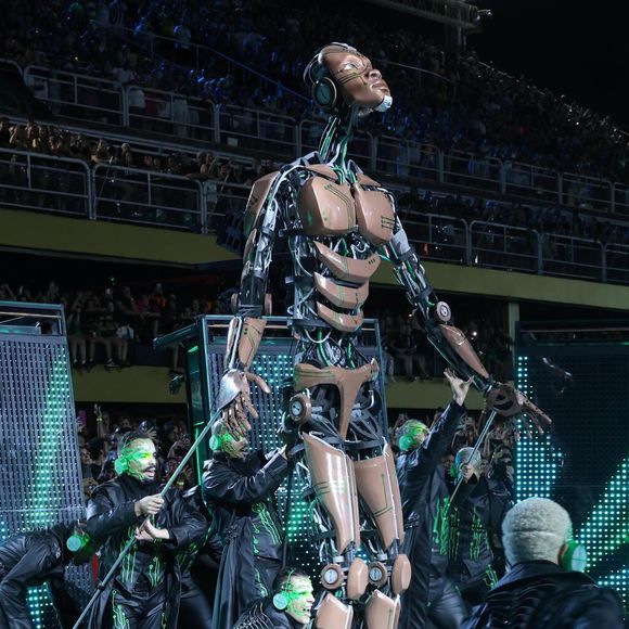 Comissão de frente da Mocidade contou com um robô gigante articulado pelos bailarinos e telões de LED