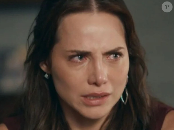 Adriana (Letícia Colin) acha pista em joia que pode mudar o rumo da novela