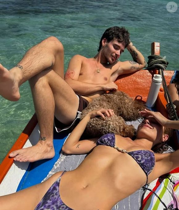 Sasha e o marido compartilharam o passeio de barco com Bruna Marquezine e João Guilherme