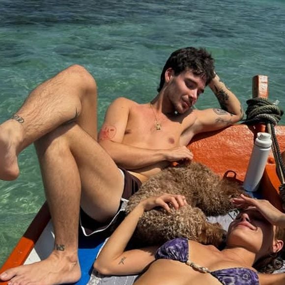 Sasha e o marido compartilharam o passeio de barco com Bruna Marquezine e João Guilherme