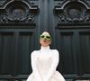 Gkay contrapôs look branco com sapatos coloridos nesse outfit