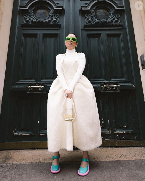Gkay contrapôs look branco com sapatos coloridos nesse outfit