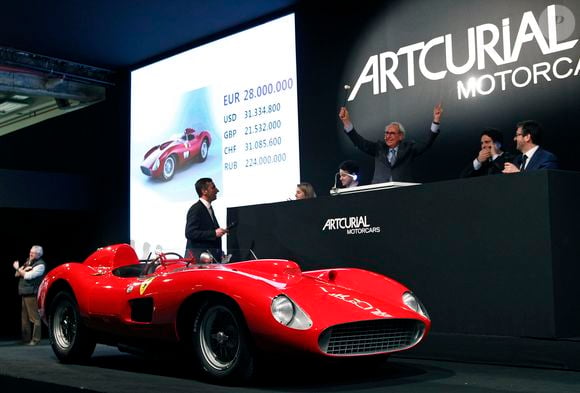 Avaliado em cerca de R$ 176,5 milhões na cotação da época, o Ferrari 335 S Spider Scaglietti ganhou fama mundial após ser associado a Lionel Messi