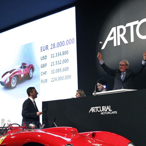 Avaliado em cerca de R$ 176,5 milhões na cotação da época, o Ferrari 335 S Spider Scaglietti ganhou fama mundial após ser associado a Lionel Messi