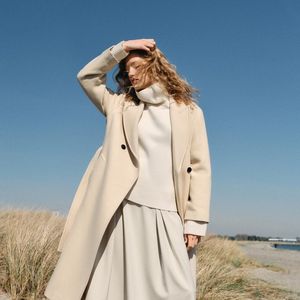 A combinação entre tecido confortável e modelagem refinada transforma a saia midi em aposta certeira para o inverno