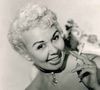 Dercy Gonçalves em foto de 1955 mostrando sua irreverência