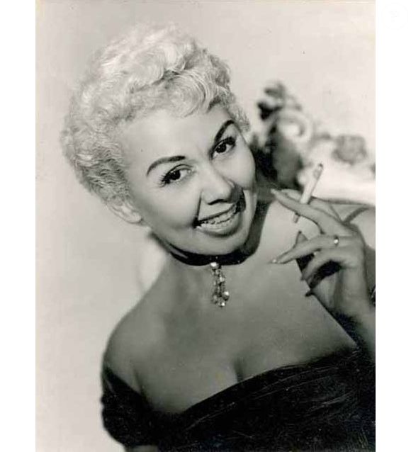 Dercy Gonçalves em foto de 1955 mostrando sua irreverência