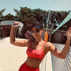 Paola Rodrigues caiu na risada e até se levantou da cadeira, sem negar que o suposto roubo teria sido praticado pela musa fitness