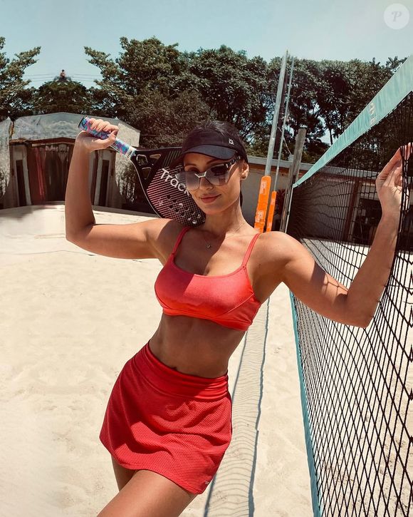 Paola Rodrigues caiu na risada e até se levantou da cadeira, sem negar que o suposto roubo teria sido praticado pela musa fitness