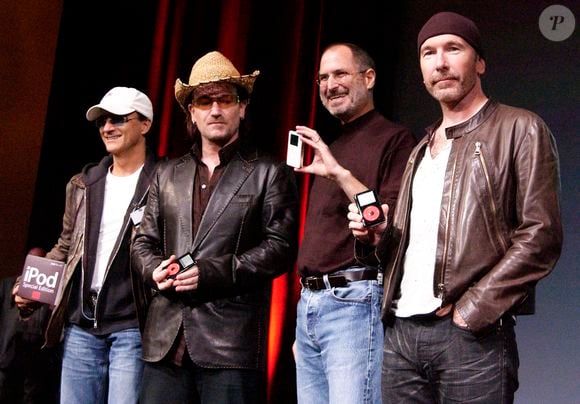Steve Jobs ofereceu ao U2 uma edição especial do iPod em homenagem à banda de rock, que logo virou um grande sucesso
