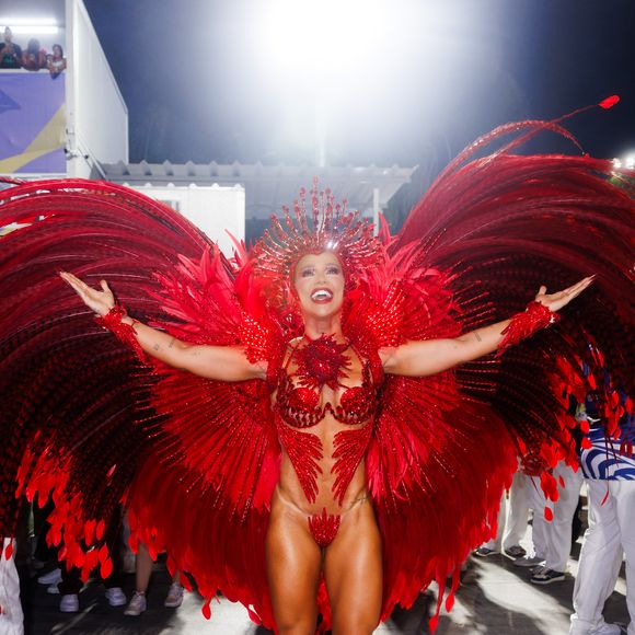 Virgínia Fonseca foi alvo de vaias em um setor próximo ao recuo da bateria após ser anunciada como rainha