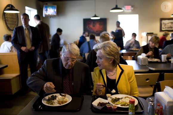 Ex-assessora conta que Hillary devorava jalapeños crus "como batatinhas chips" durante a corrida presidencial de 2008